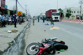 Tránh xe đậu bên đường, một phụ nữ chết thảm