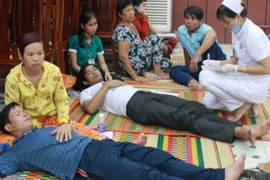 Hàng trăm công nhân nhập viện sau bữa cơm