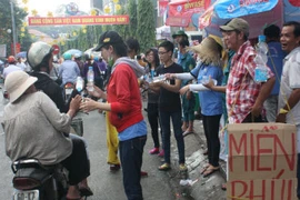 Bất ngờ với những dịch vụ miễn phí tại lễ chùa Bà Bình Dương