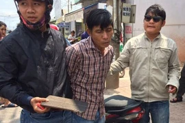 Âm thầm theo dõi, ‘hiệp sĩ' tóm gọn tên trộm ở phòng vé máy bay