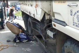 Xe ben leo dải phân cách cán hàng loạt xe máy