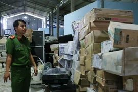Bắt giám đốc buôn lậu gần 10.000 chai rượu ngoại