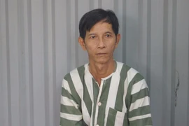 'Tú ông’ cho tiếp viên phục vụ khách từ A đến Z tại chỗ