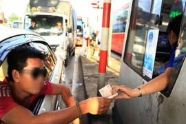 Tài xế lại dùng tiền lẻ qua trạm BOT tránh Biên Hòa