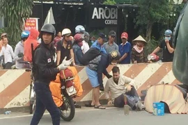 Người đàn ông Mỹ ôm thi thể vợ bên đường vì bị tai nạn