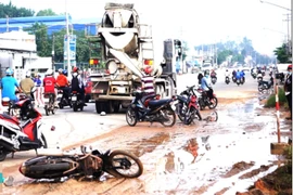 Tránh vũng lầy, cô gái chết thảm dưới bánh xe bồn