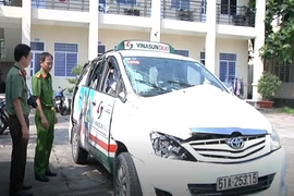 Nhóm nam nữ tuổi teen dàn cảnh cướp taxi táo tợn