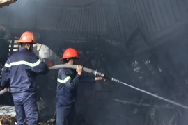 Cảnh sát đang khống chế cháy lớn ở Bình Dương