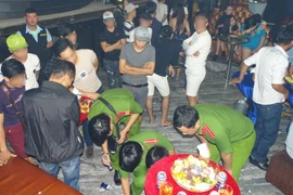 Đưa gần 200 nam nữ trong quán bar kiểm tra ma túy 