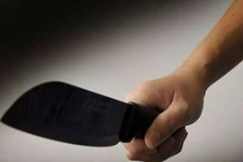 Cứa cổ bạn gái vì thấy ngủ cùng người khác