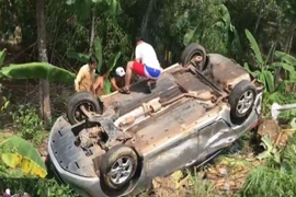 Sau khi tông nhau, 2 ô tô lật nhào xuống vực ở Đồng Nai