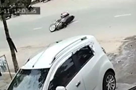 Cô gái bị giật giỏ ngã nhào xuống đường ở Biên Hòa