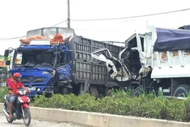Sau cú tông liên hoàn, 3 ô tô dính chặt ở Bình Dương