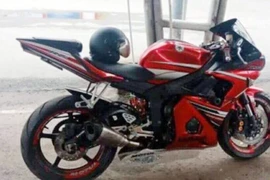 Thanh niên đi mô tô vào siêu thị trộm máy tính đắt tiền