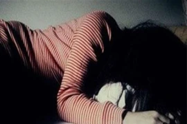 Bé gái bán vé số dạo ở Bình Dương bị hiếp dâm