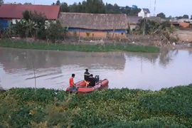 Nhậu xong thách bơi qua sông, 1 người mất tích