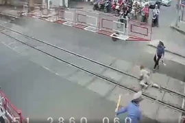 Hai nữ nhân viên dũng cảm cứu bà cụ trước đầu tàu hỏa