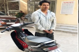 Cướp giật thấy công an vẫn cố lấy tiền xong mới bỏ chạy