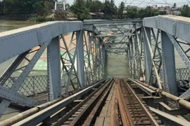 Đã xác định thiệt hại vụ sà lan tông sập cầu Ghềnh ở Đồng Nai