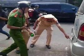  Xác định chiếc ô tô vừa làm văng 2 học sinh xuống đường 