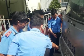 Thêm vụ xe đưa đón bung cửa, làm văng 2 học sinh xuống đường
