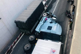 Đồng Nai: Xe container lật nhào tại ngã tư 'tử thần' 