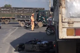 Ô tô tải lao vào 3 xe máy dừng đèn đỏ, 1 phụ nữ tử vong