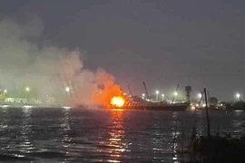 Tàu chở xăng phát nổ trên sông Đồng Nai, 3 người tử vong