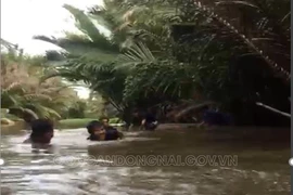 Các trinh sát ngâm mình dưới nước sâu, bùn lầy để vây bắt sòng bạc. Ảnh: CAĐN