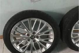 Bắt nhóm trộm bánh xe ô tô Camry trong đêm