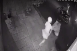 Cô gái giằng co giữa vòng vây nhóm cướp trong đêm ở Đồng Nai
