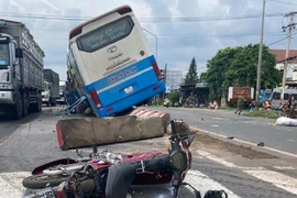 Đồng Nai: Xe khách tông chết người, lao vào dải phân cách