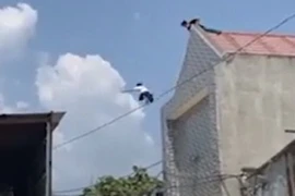 Người đàn ông lộn ngược đầu xuống dưới đất. Ảnh: CTV