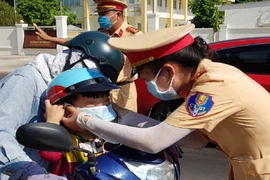 CSGT Đồng Nai phát nước, khẩu trang miễn phí cho người dân