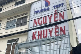 Nữ sinh bị thôi học vì xăm tên lên ngực đăng khoe trên mạng