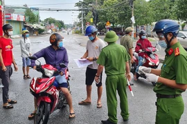 Đồng Nai: Xử phạt hàng trăm người trong khu phong tỏa ra đường không lý do
