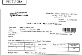 Mang giấy xét nghiệm COVID-19 giả đến bệnh viện yêu cầu đóng mộc