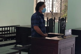 Bị tội vu khống khi làm đơn xin cứu xét nhắc đến phó giám đốc công an