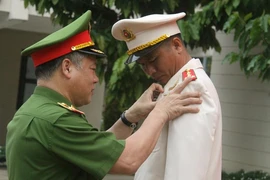 Trao Huân chương Dũng cảm cho chiến sĩ công an cứu 4 người dưới biển