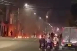 Hỗn chiến bằng 'bom xăng', nghi có tiếng súng nổ trên đường phố Biên Hòa 