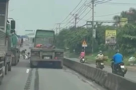 Camera ghi cảnh 2 tài xế xe container vác dao chém tài xế xe ben trên quốc lộ 