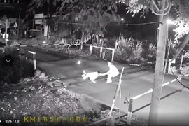 Nhân viên gác chắn cứu người té ngã giữa đường ray khi đoàn tàu đang lao tới