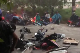 Mưa lớn nước chảy mạnh cuốn nhiều xe máy ở Đồng Nai