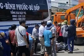Người chồng kêu cứu khi vợ đang mang thai bị cuốn vào gầm xe khách