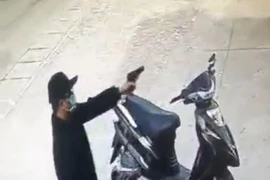 Dùng súng cướp tiền của khách trong ngân hàng ở Đồng Nai 