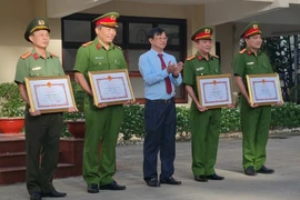 Đồng Nai khen thưởng lực lượng phá án vụ cướp ngân hàng, giải cứu bé gái dưới hố sâu 