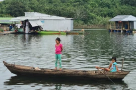 Những đứa trẻ 'siêu lái xuồng' dưới lòng hồ Trị An