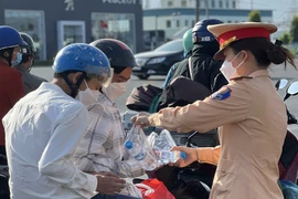 CSGT Đồng Nai tặng mũ bảo hiểm, phát nước suối, khăn lạnh cho người dân
