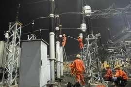 Giông lốc cuốn mái tôn bay vào trạm biến áp khiến KCN ở Đồng Nai mất điện 