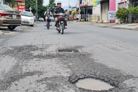 Đoạn đường đầu tư hàng chục tỉ đồng vừa hết bảo hành thì hư hỏng